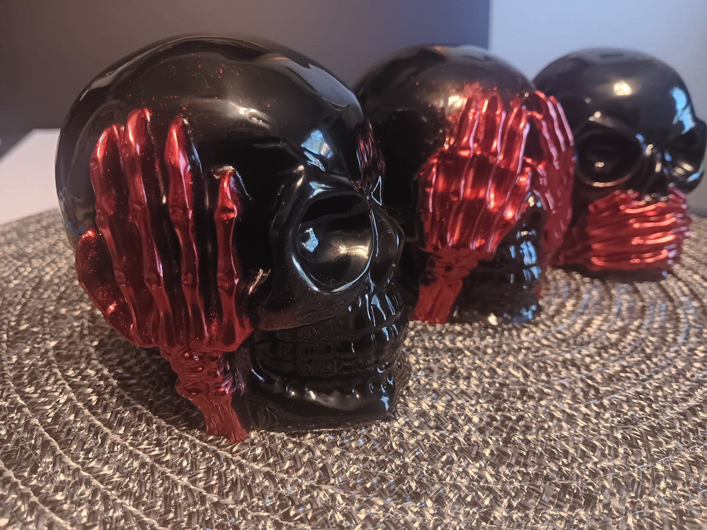 Hear No evil / See no Evil / Speak No Evil Black and red skulls