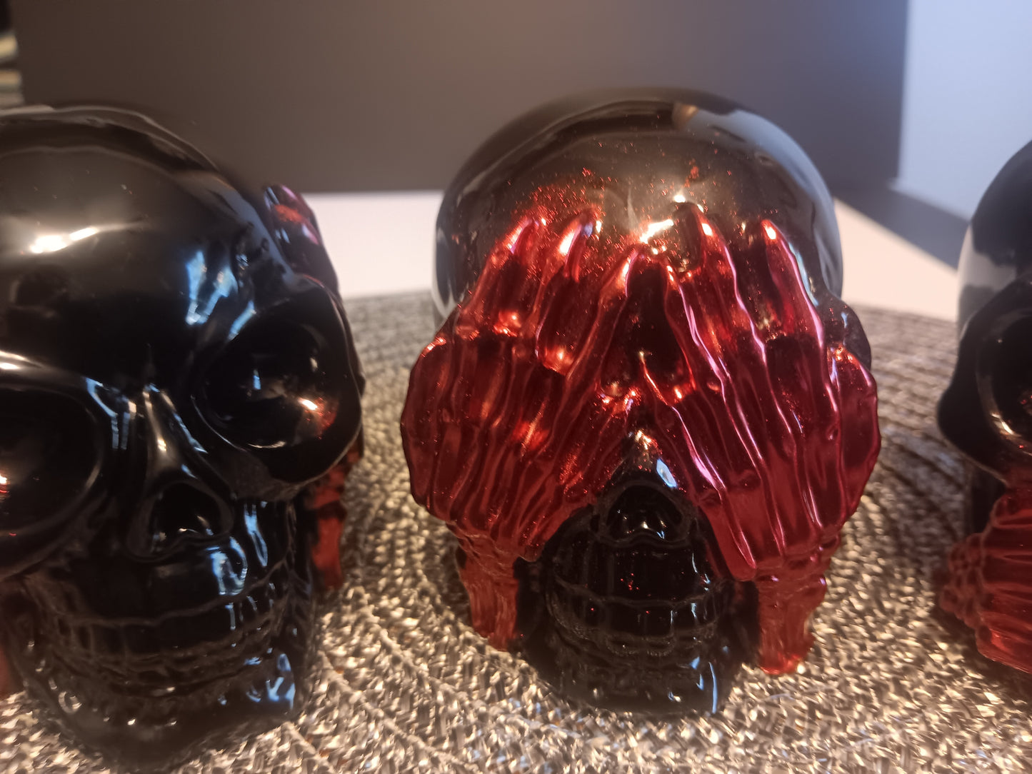 Hear No evil / See no Evil / Speak No Evil Black and red skulls